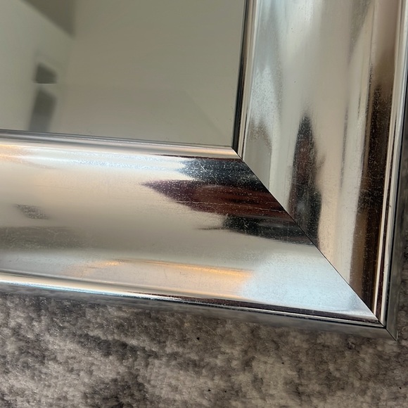 Mirror 26.5” x 20.5” - Picture 2 of 8